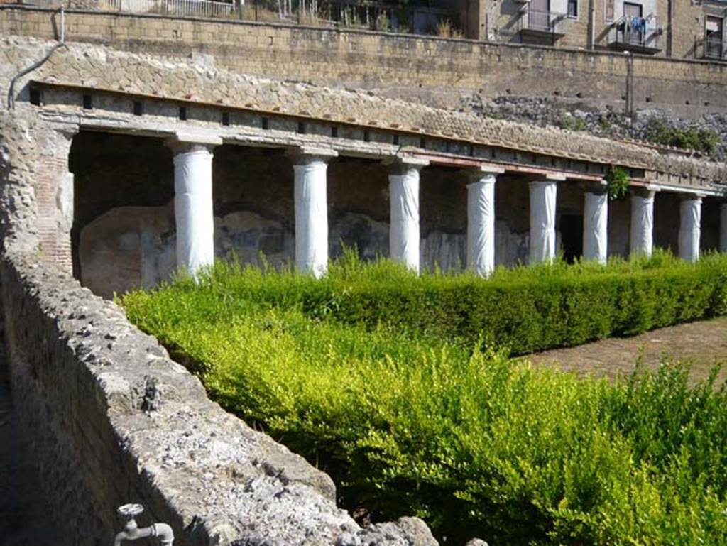 II.2 Herculaneum, August 2013. Looking west across peristyle, at its southern end.
Photo courtesy of Buzz Ferebee.
