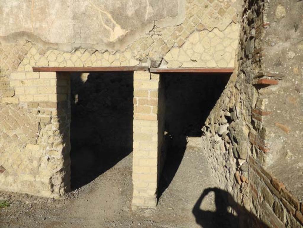 II.3 Herculaneum, September 2015. Looking towards two doorways on north side of vestibule.