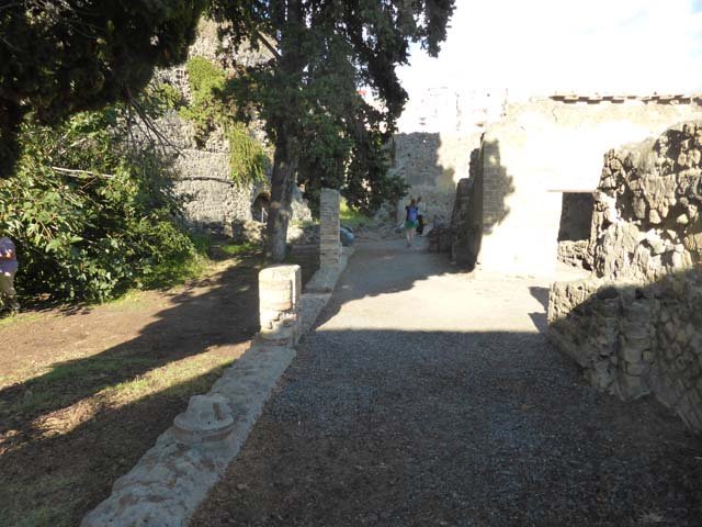 II.3 Herculaneum, September 2015. Looking across peristyle from south-east corner of portico.