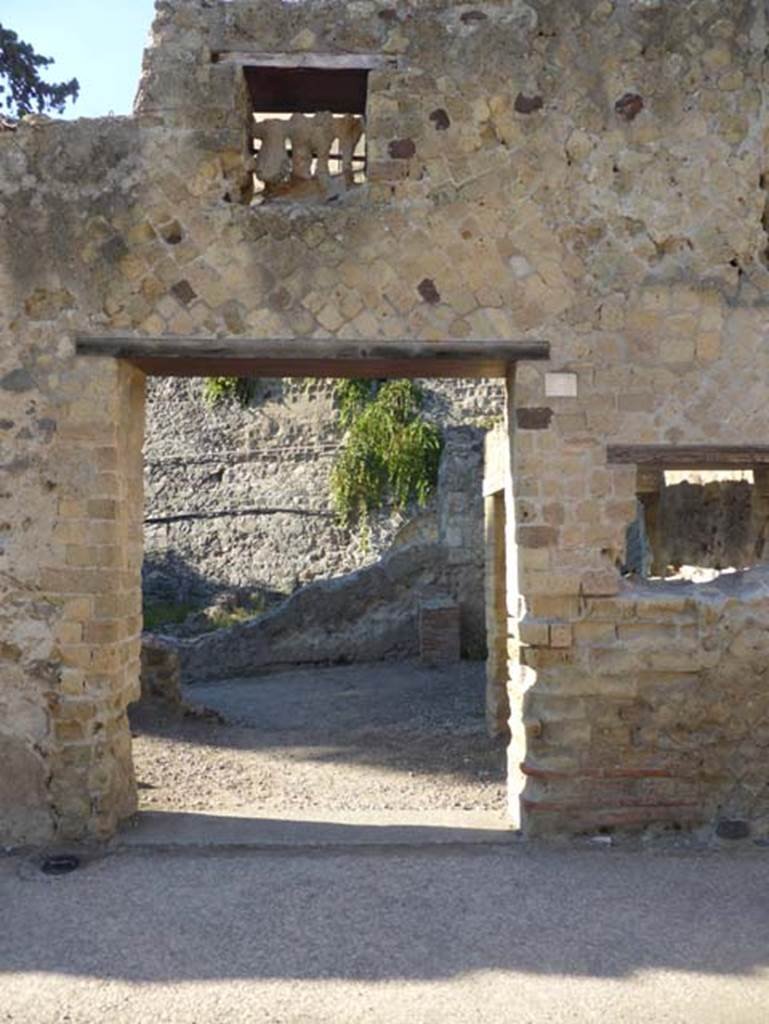II.4 Herculaneum, September 2015. Doorway to a shop perhaps connected to the house at II.5