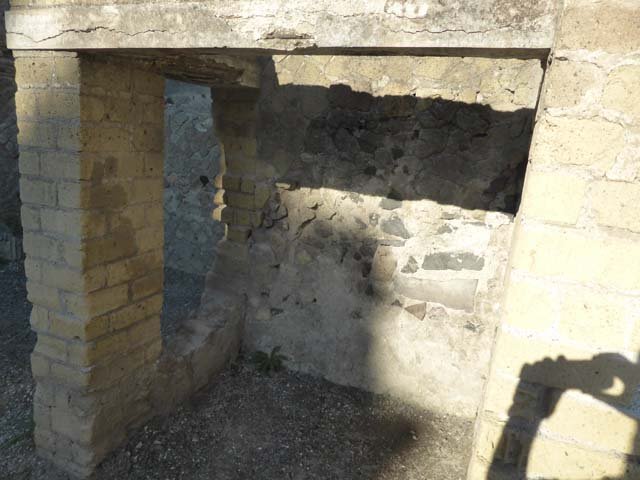 II.4 Herculaneum, September 2015. Area on the north side of the entrance doorway.