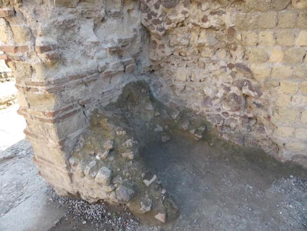 II.6 Herculaneum, September 2015. Remains in south-east corner, south of entrance doorway.