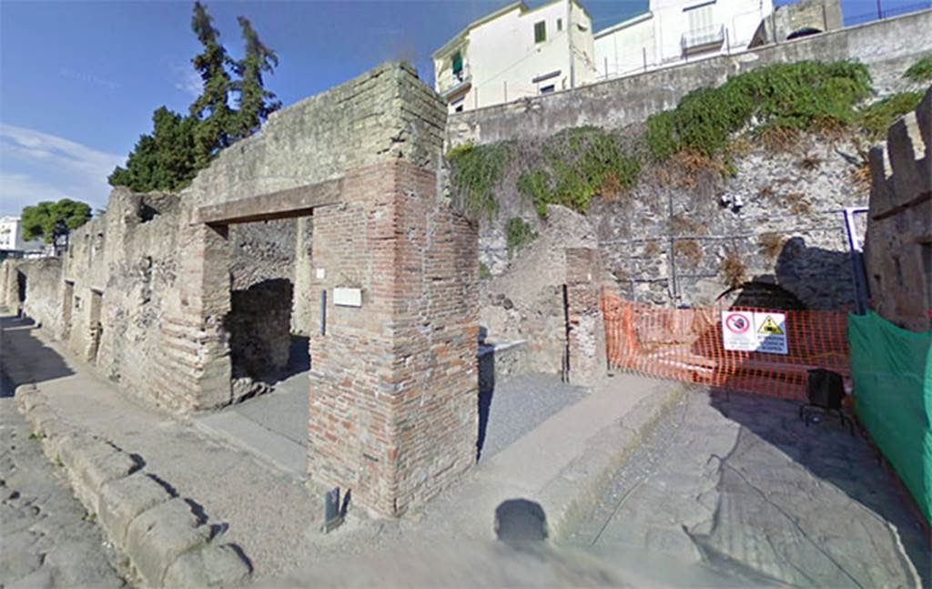 Ins. II.6 (left) and II.7 (around the corner), Herculaneum. May 2010. Entrance.