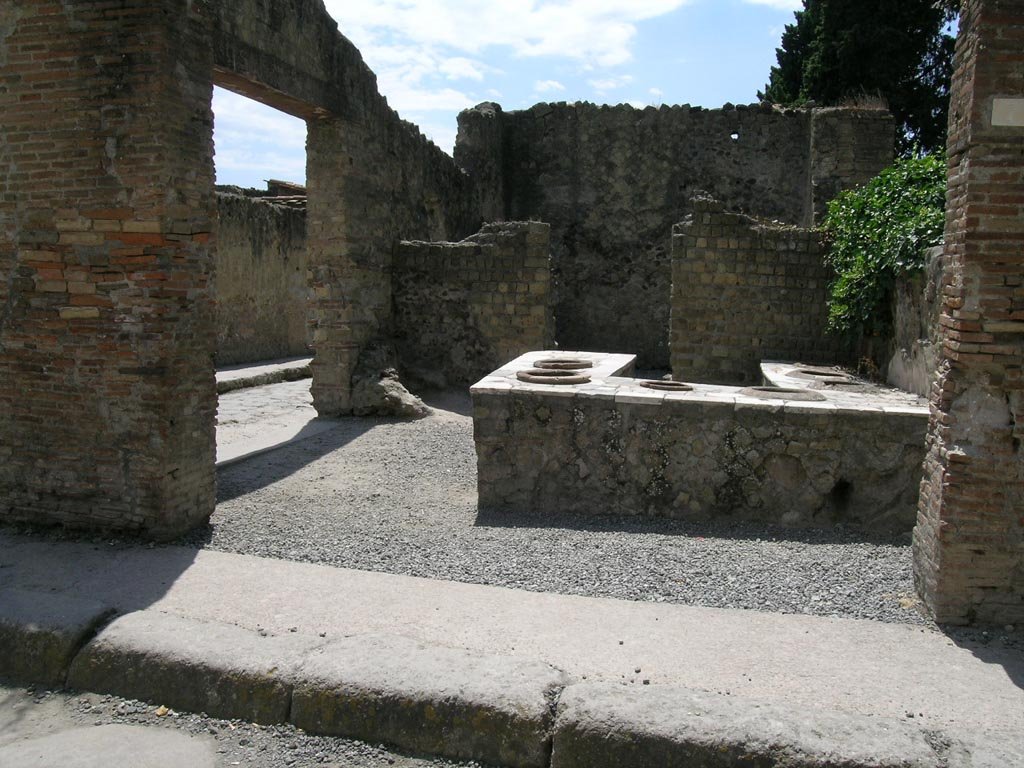 II.7/6 Herculaneum, May 2006. 
Looking south to entrance doorway, with doorway at II.6 to be seen on the left. Photo courtesy of Nicolas Monteix.
