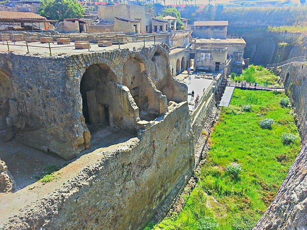Herculaneum, photo taken between October 2014 and November 2019.
Looking east towards lower rooms of Casa dell’Albergo, (III.1/2/18/19) and area of the beachfront. Photo courtesy of Giuseppe Ciaramella.
