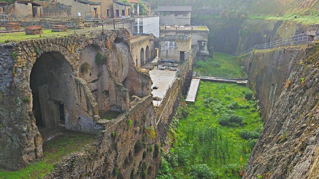 Herculaneum, photo taken between October 2014 and November 2019.
Looking east from access bridge towards lower rooms of Casa dell’Albergo, (III.1/2/18/19) and area of the beachfront.
Photo courtesy of Giuseppe Ciaramella.
