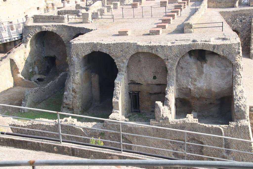 Ins. III.1/2/18/19, Herculaneum, September 2015. Looking north-east from access bridge towards lower rooms of Casa dell’Albergo with the portico and terrace on the floor above.
