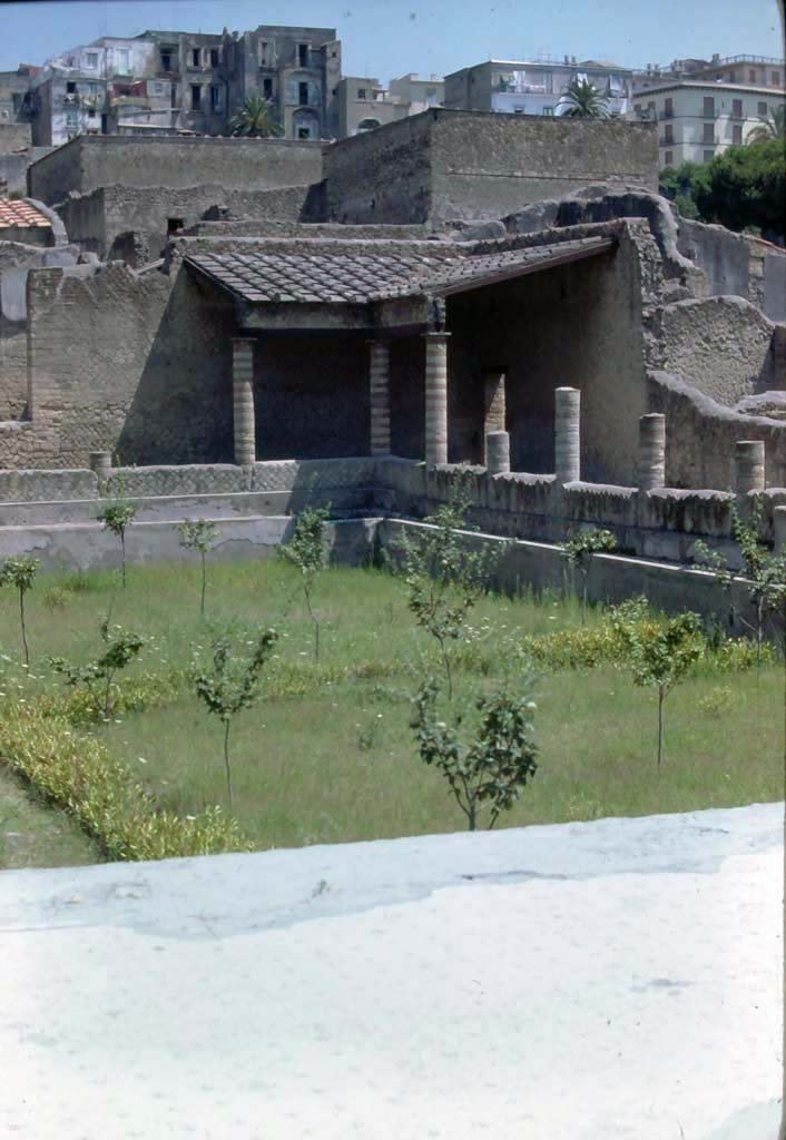 III.1 Herculaneum, 7th August 1976. Area 31, looking across garden area towards north-east corner.
Photo courtesy of Rick Bauer, from Dr George Fay’s slides collection.
