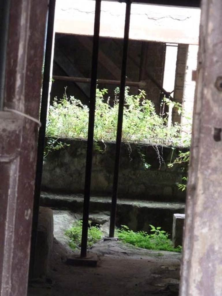 Ins. III 14, Herculaneum, May 2015. Looking towards small courtyard garden from entrance doorway.
