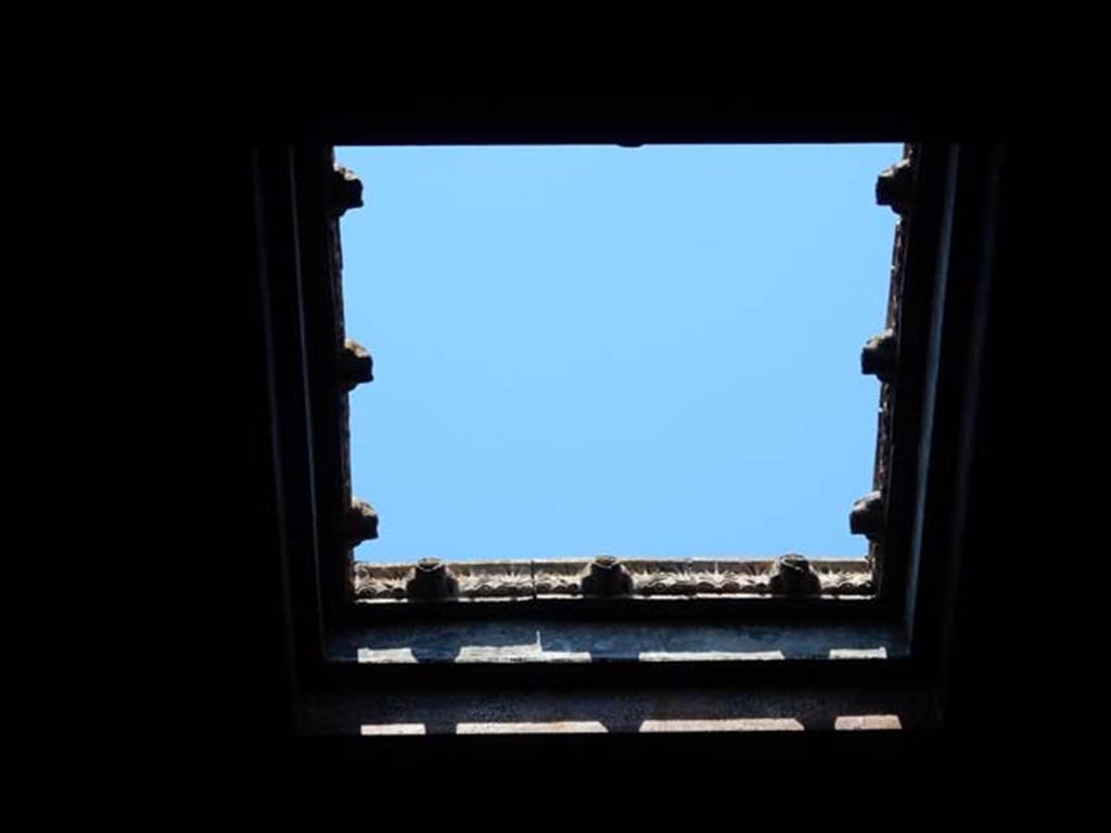 III.16, Herculaneum, May 2018. Compluvium above impluvium in atrium 9. Photo courtesy of Buzz Ferebee

