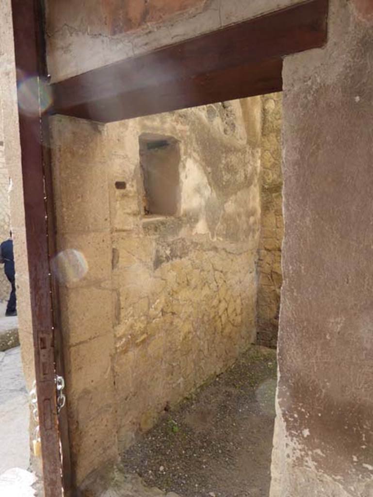 Ins. III 16, Herculaneum, September 2015. Doorway to room 2 in south wall.