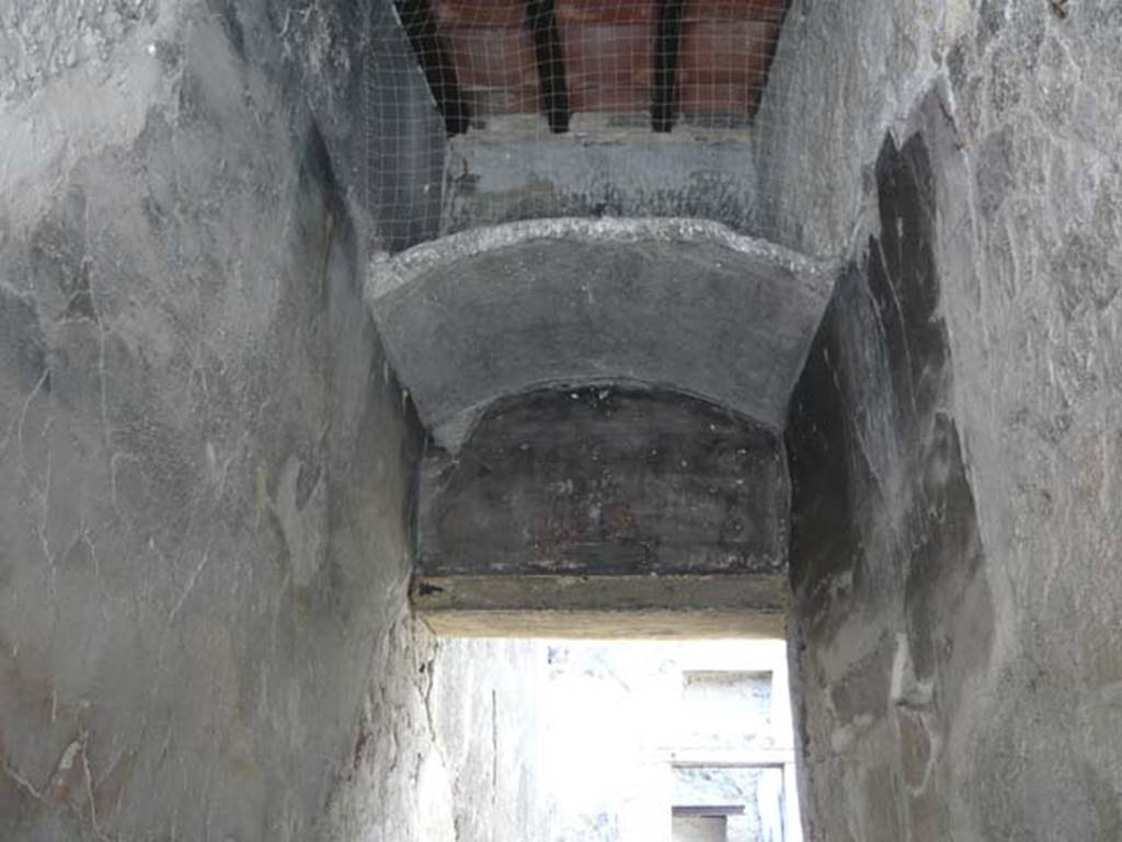 III.17 Herculaneum, August 2013. Upper part of walls and vaulted ceiling in entrance corridor. Photo courtesy of Buzz Ferebee.
