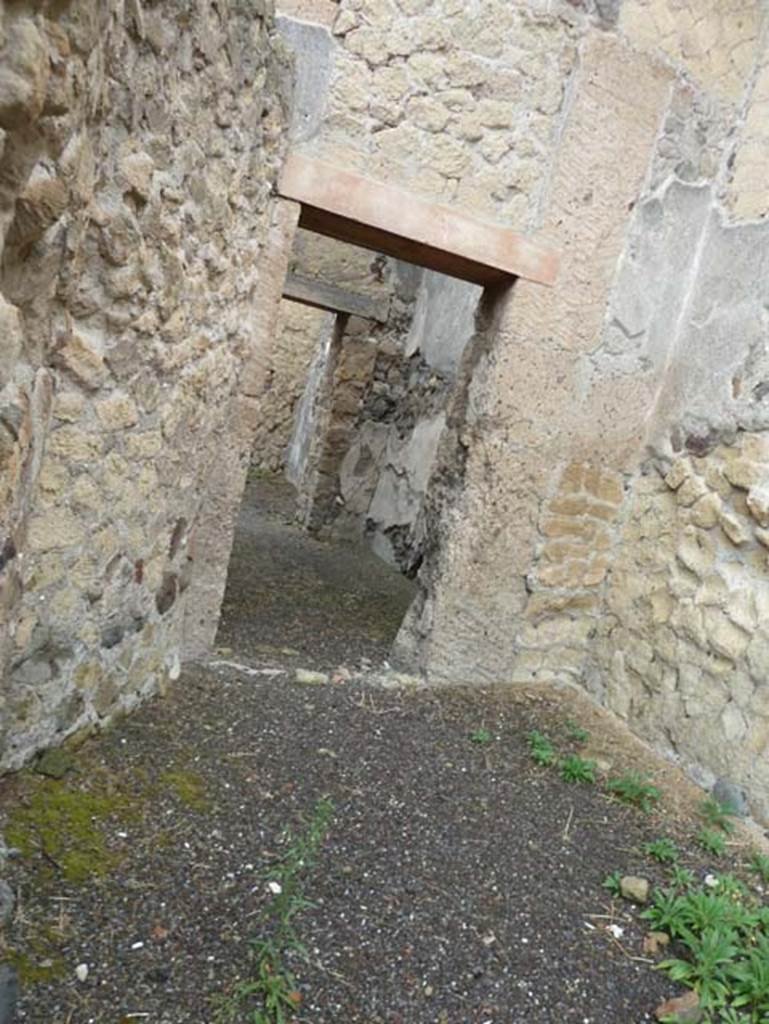 Ins. III.18 Herculaneum, September 2015. Looking west through room 39b, through doorway to room 40c.