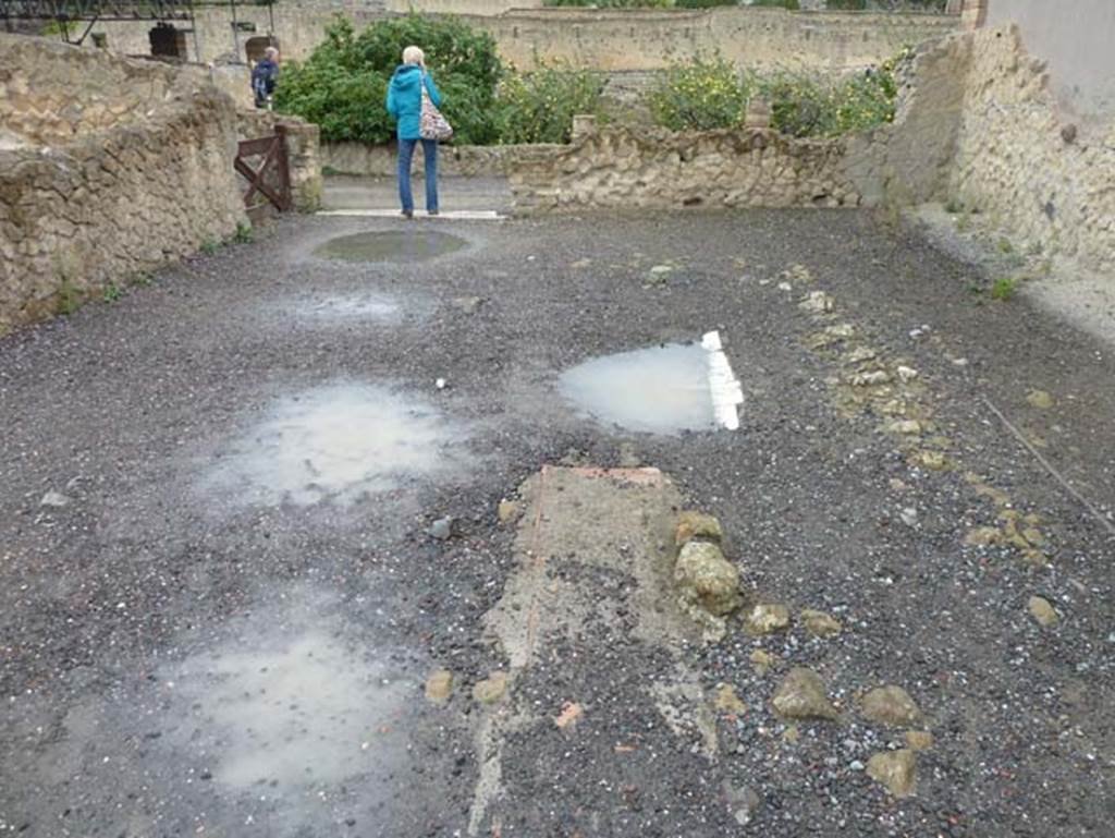 III.19/18/1 Herculaneum, September 2015. Looking west across atrium, room 2, towards garden area at III.1. 