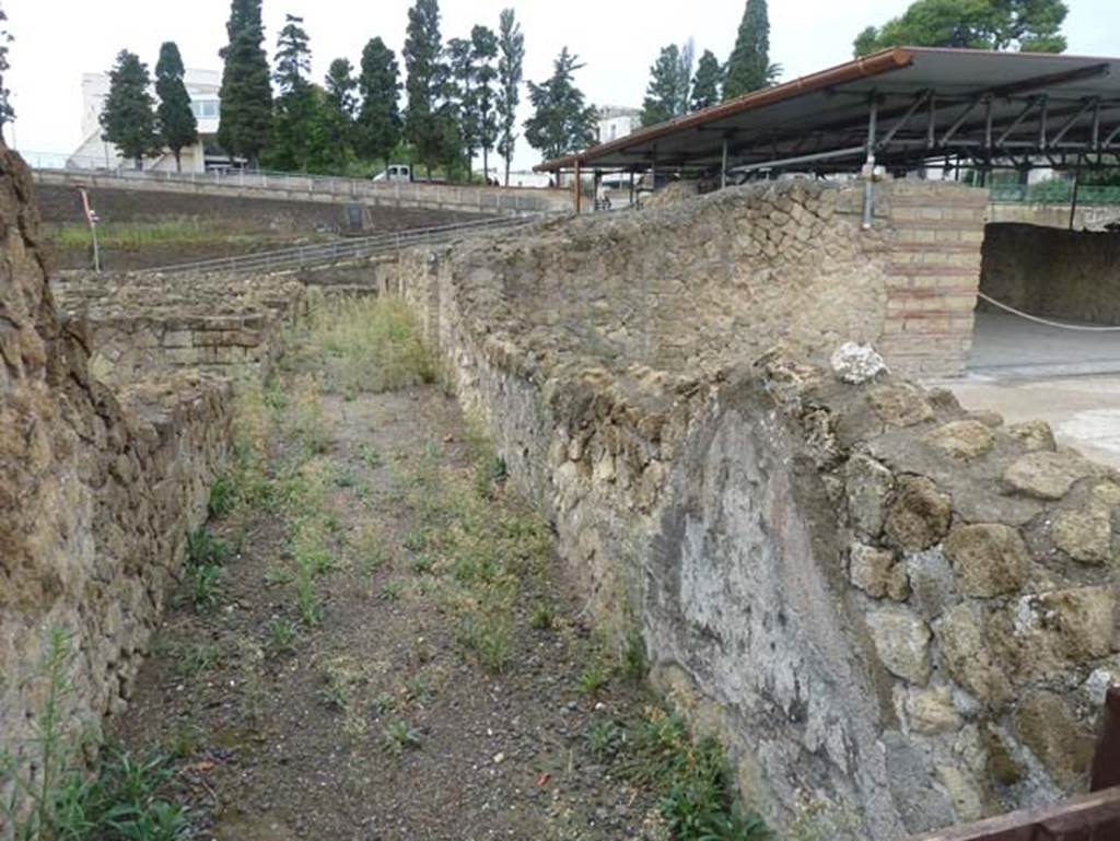 Ins. III.19/18/1 Herculaneum, September 2015. Corridor, looking south-west from atrium towards room 23, on right.