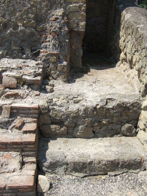 III, 19/18/1. May 2006. Unnumbered room on south of room 32, at rear of caldarium, looking south to steps. 