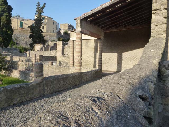 III, 19/18/1, Herculaneum. October 2012. Looking north-west across peristyle corner with reconstructed portico roof.  From unnumbered room on south of room 32.  Photo courtesy of Michael Binns.

