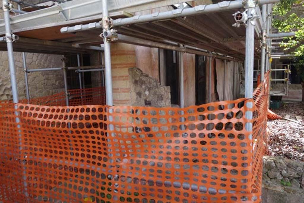 IV.2, Herculaneum, October 2014. Looking east across windowed north portico. Photo courtesy of Michael Binns. 