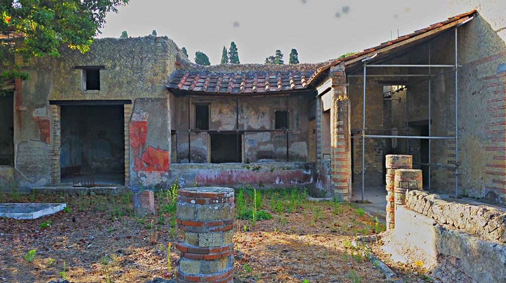 IV.2 Herculaneum. Photo taken between October 2014 and November 2019.
Looking east across south end of garden area, with south-east portico, on right. Photo courtesy of Giuseppe Ciaramella.
