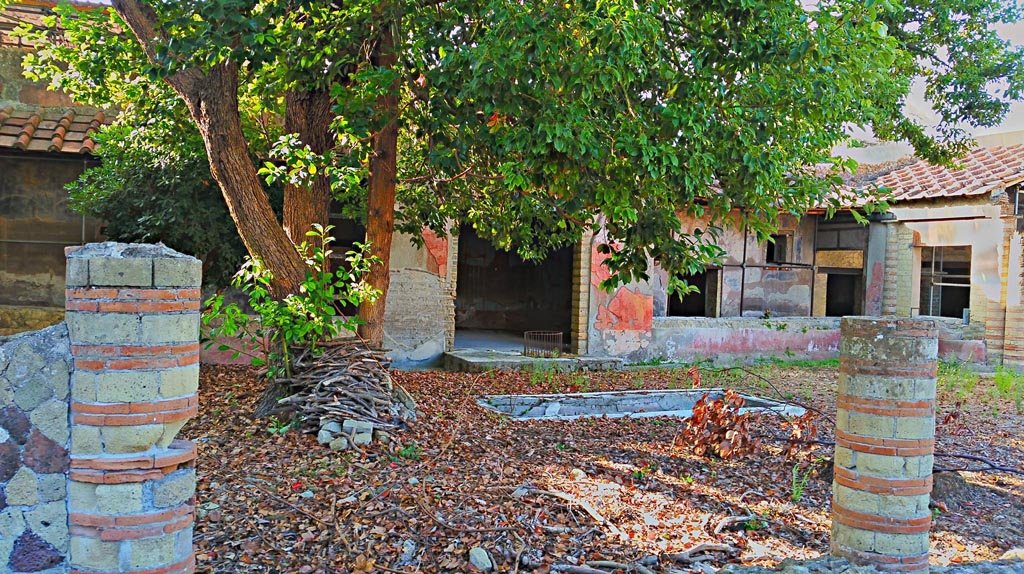 IV.1/2 Herculaneum, photo taken between October 2014 and November 2019.
Looking east across peristyle towards doorway to central exedra 9. Photo courtesy of Giuseppe Ciaramella.
