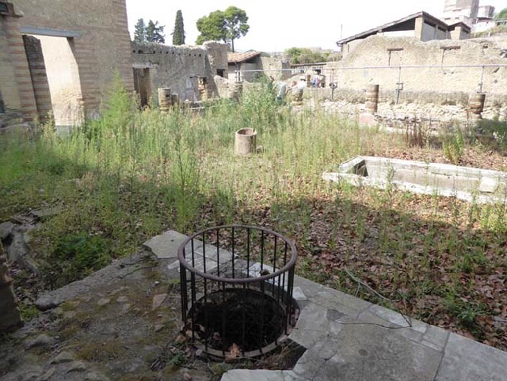 IV.2/1, Herculaneum, September 2016. Looking west across garden area from outside central exedra. Photo courtesy of Michael Binns.

