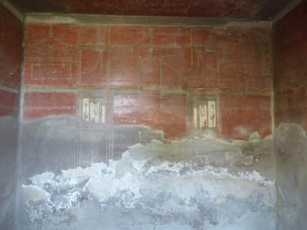 IV.2/1, Herculaneum, September 2016. Cubiculum 10, looking towards east wall.
Photo courtesy of Michael Binns.
