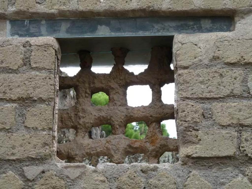 Ins. IV.4, Herculaneum, September 2015. Window at northern end.