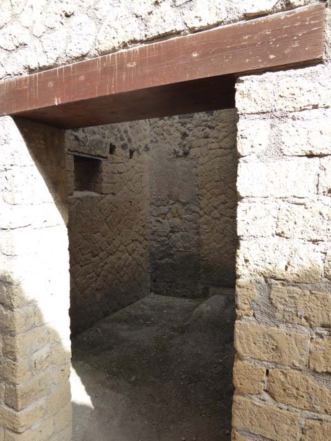 IV.4, Herculaneum, October 2014. Doorway to room 1, looking north-west with window in west wall overlooking Cardo IV Inferiore.  Photo courtesy of Michael Binns.
