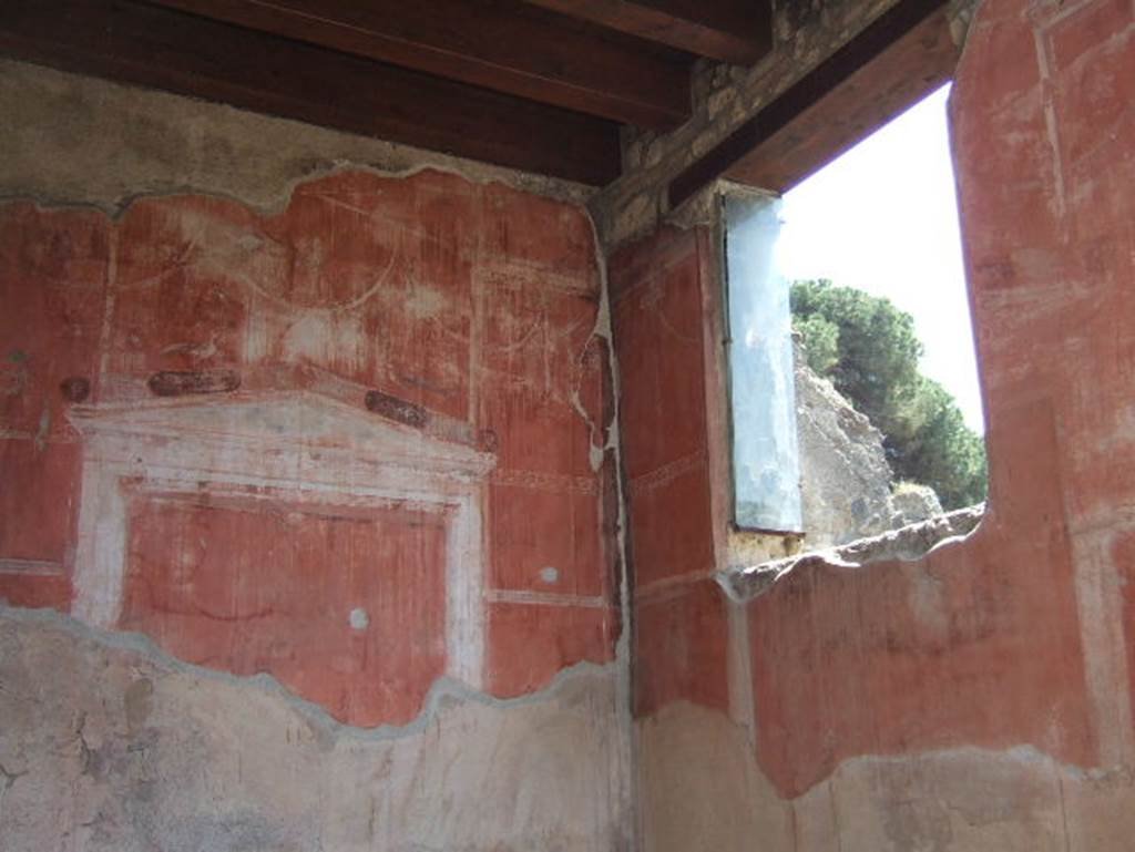 IV.4, Herculaneum, September 2017. Courtyard 3, detail from upper north wall at east end. Photo courtesy of Klaus Heese.

