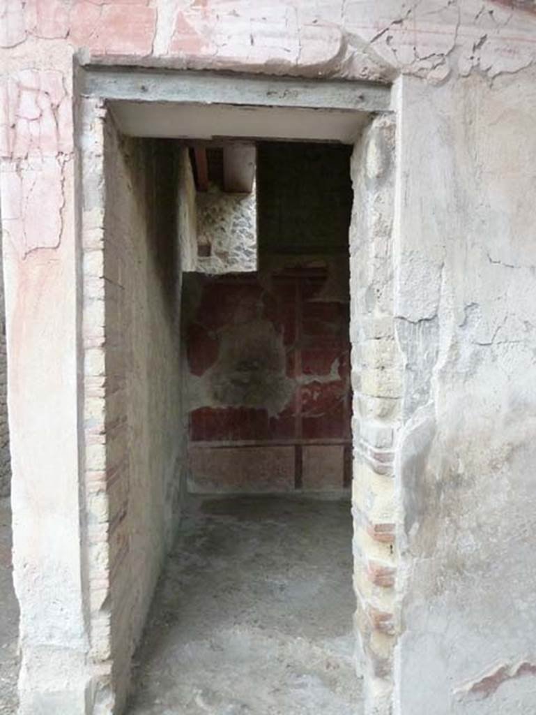 IV.4 Herculaneum. September 2015. Doorway to room 4, looking west.