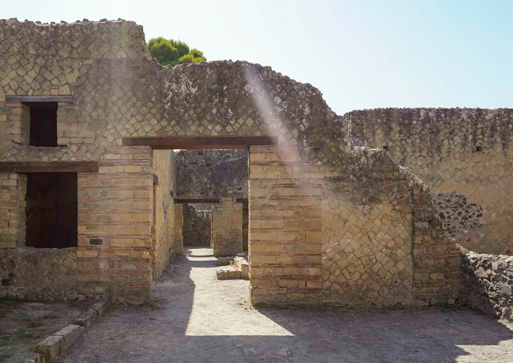 IV.4 Herculaneum, August 2021. Open courtyard 6, looking east to room 7, the covered atrium. Photo courtesy of Robert Hanson.