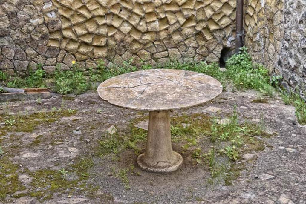 IV.4, Herculaneum, April 2018. Room 18, looking west to circular table. Photo courtesy of Ian Lycett-King.  Use is subject to Creative Commons Attribution-NonCommercial License v.4 International.
