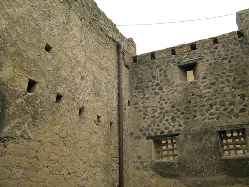 IV.4 Herculaneum. June 2005. Looking towards south wall, south-west corner and west wall with windows
Photo courtesy of Nicolas Monteix.
