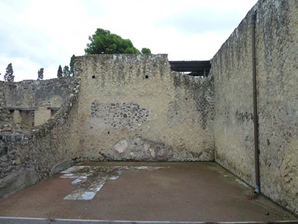 IV.4 Herculaneum. September 2015. Room 20, looking east across triclinium.