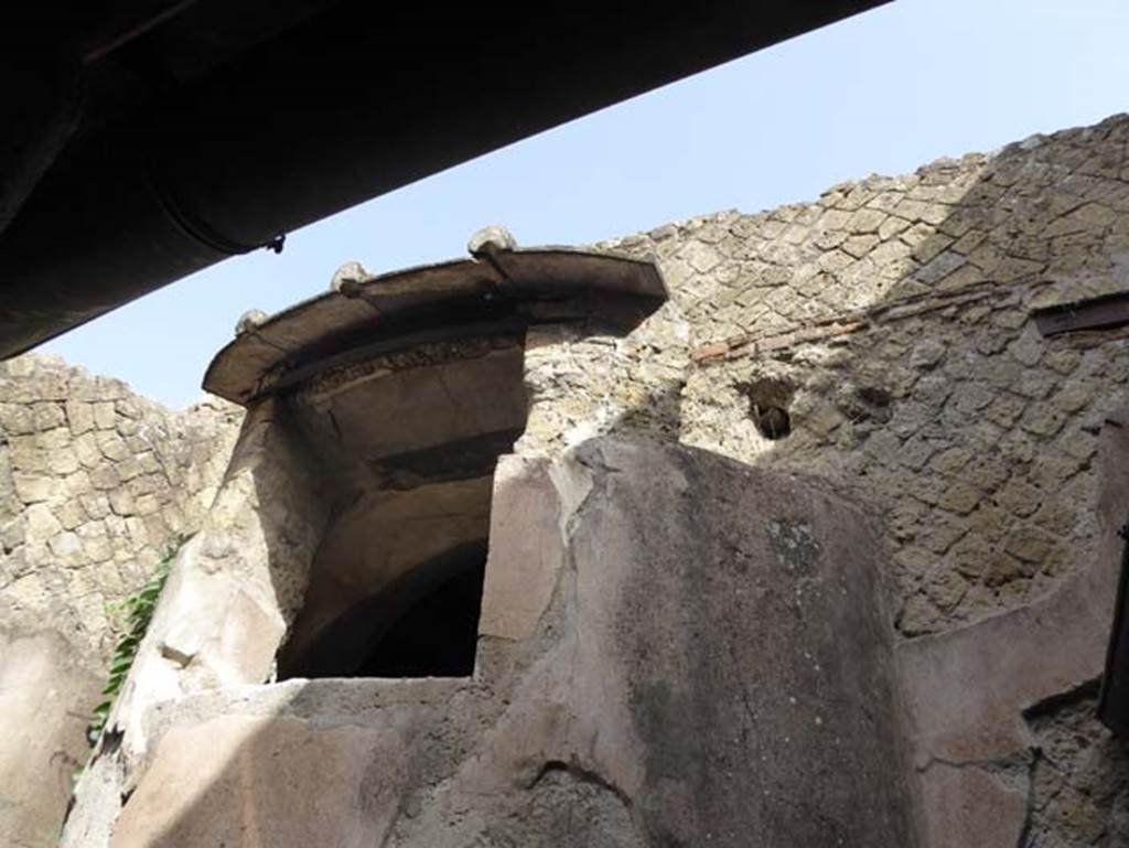 IV.4 Herculaneum. October 2014. Courtyard 22, window giving light into apsed room 24.  Photo courtesy of Michael Binns.
