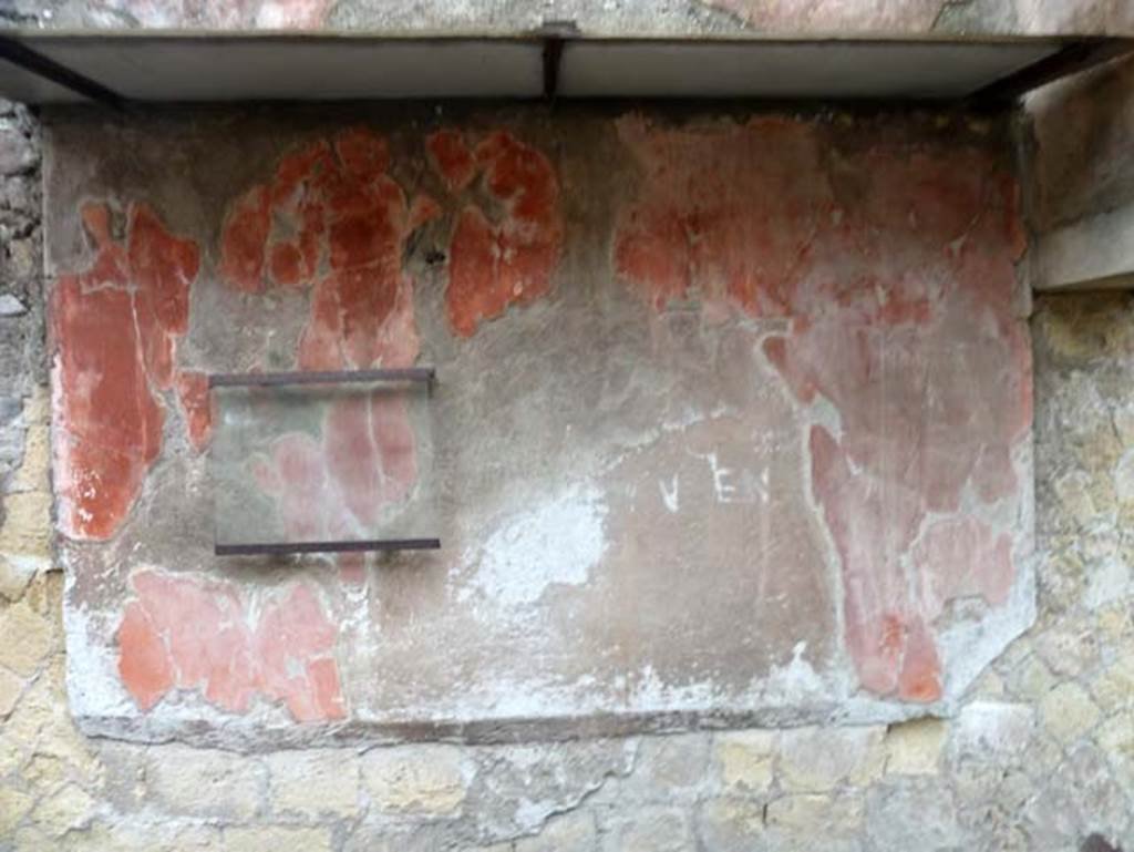 IV.8, Herculaneum, September 2015. South wall of courtyard area.