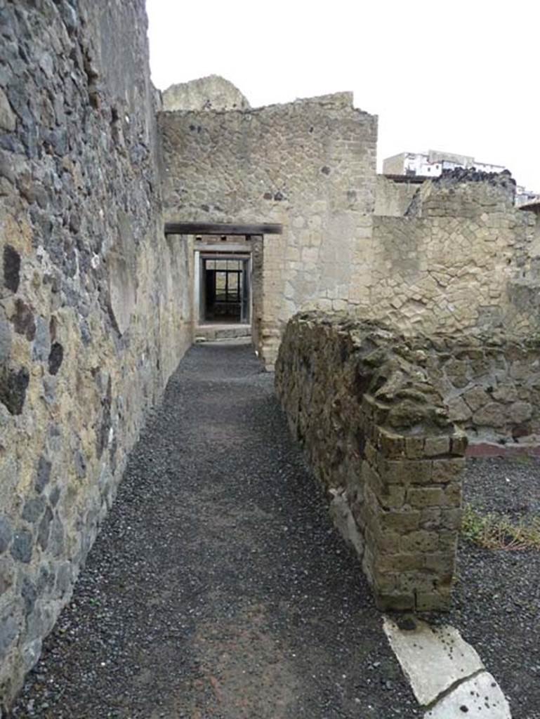 Ins. IV.8, Herculaneum, September 2015. Looking west along corridor towards entrance doorway.