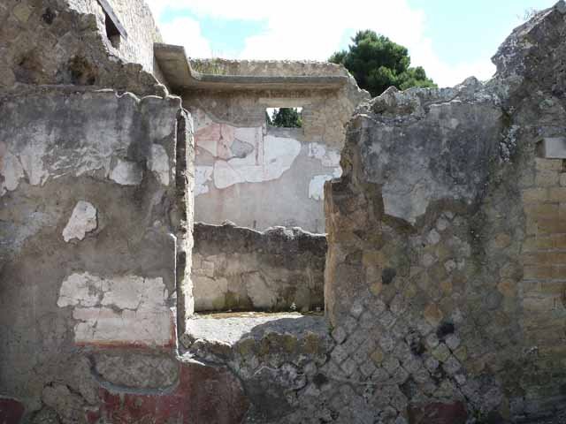 Ins. IV.8, Herculaneum, September 2015. Looking through window in east wall across courtyard