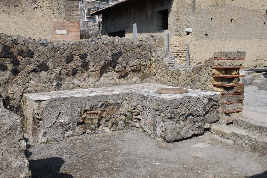 IV.10 Herculaneum. March 2014. Looking north-west towards counter, and doorway to Decumanus Inferiore, on right.
Foto Annette Haug, ERC Grant 681269 DÉCOR.


