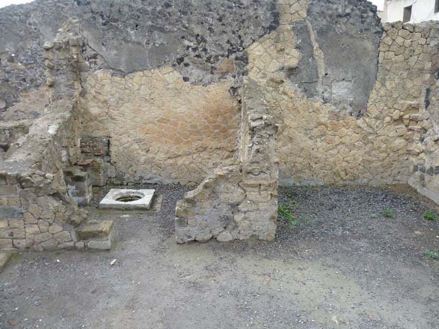 IV.10, Herculaneum, September 2015. Doorway threshold between shop-room and room on its east side.



