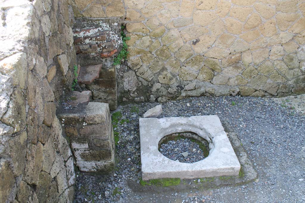 IV.10, Herculaneum. March 2014. Looking south in small room with cistern-mouth.
Foto Annette Haug, ERC Grant 681269 DÉCOR.

