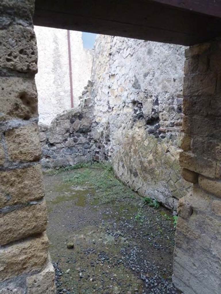 IV.10/11, Herculaneum, September 2015. Doorway to room, a cubiculum, on north side of small corridor, probably part of IV.11.




 

