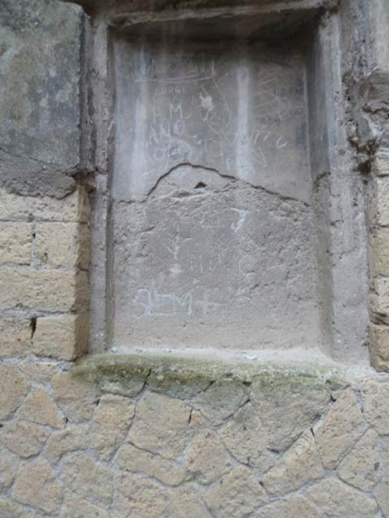 Ins. IV.11, Herculaneum, September 2015. Recess on south wall of access corridor from doorway at IV.11.