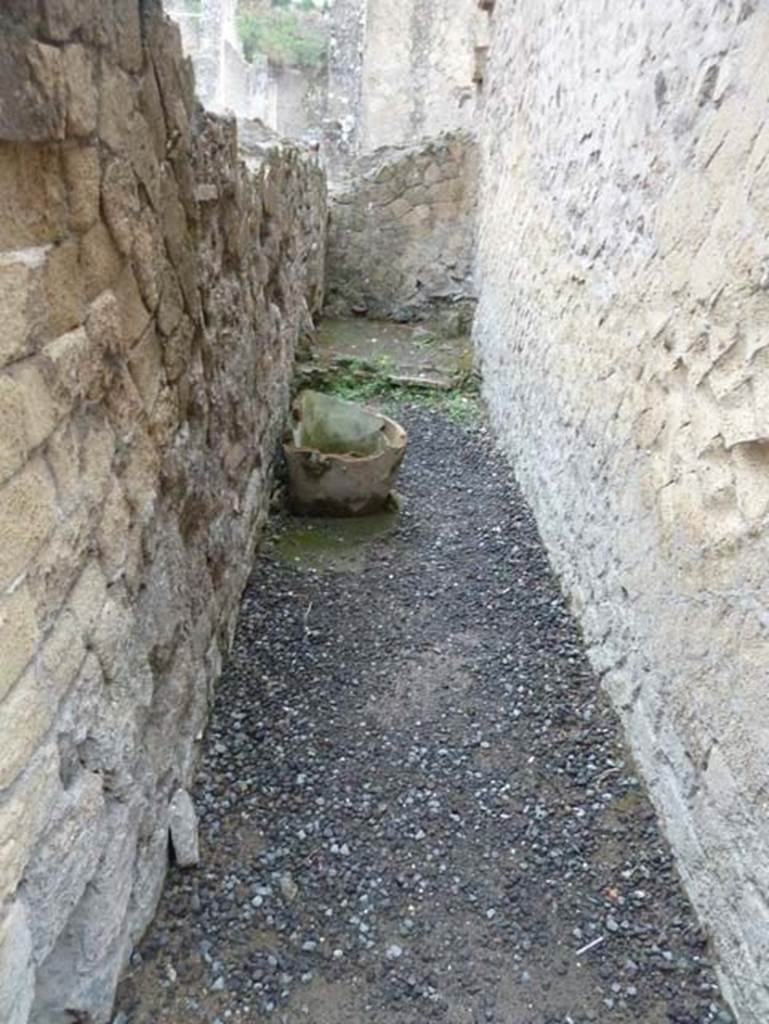 IV.11, Herculaneum, September 2015. Small area on north side of room, corridor leading to latrine. 