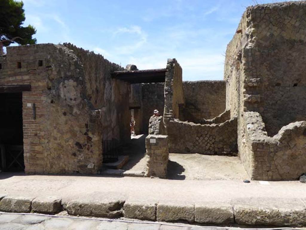 IV.13 Herculaneum, in centre, September 2015. Looking south to entrance doorway, linked to shop entrance at IV.12. Photo courtesy of Michael Binns.
