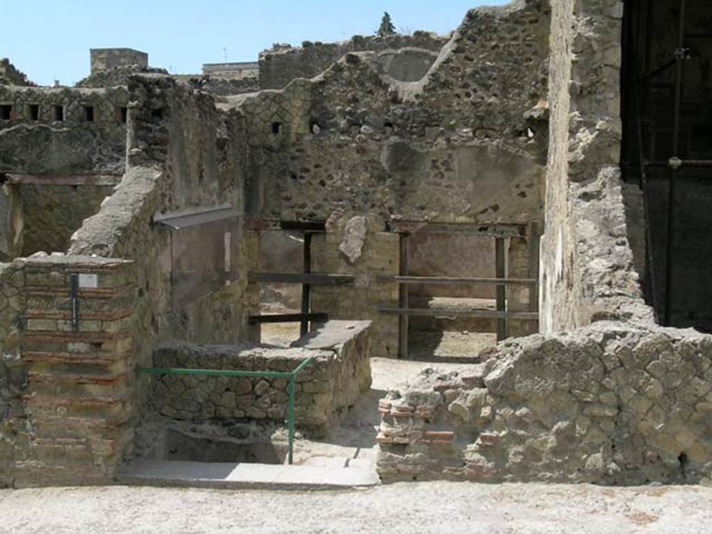 IV.17, Herculaneum, May 2006. General view, looking west. Photo courtesy of Nicolas Monteix.