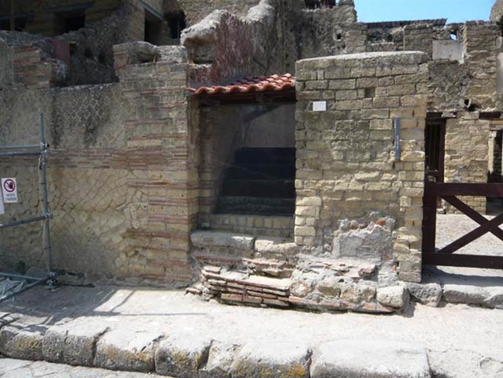 IV.20 Herculaneum. August 2013. Entrance doorway on west side of Cardo V Inferiore. Photo courtesy of Buzz Ferebee.

