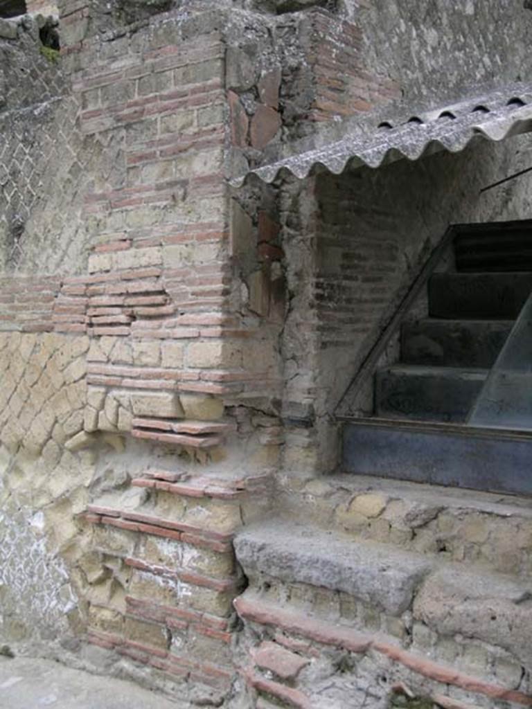 IV.20 Herculaneum, May 2005. Detail from south side of wall of steps to upper floor.
Photo courtesy of Nicolas Monteix.
