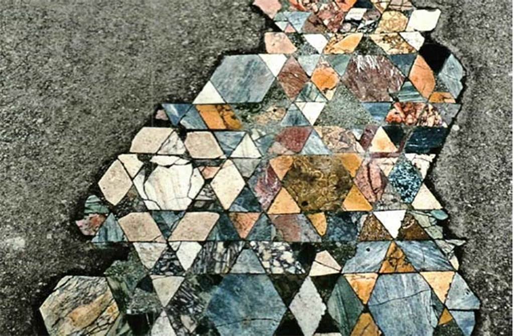 Herculaneum IV.21 tablino 15, opus sectile in a rhombus pattern.
Photo  Sposito, Francesca, Area archeologica, Casa dei Cervi (IV,21), tablino 15, opus sectile a modulo rombico, in TESS  scheda 18410 (http://tess.beniculturali.unipd.it/web/scheda/?recid=18410), 2016