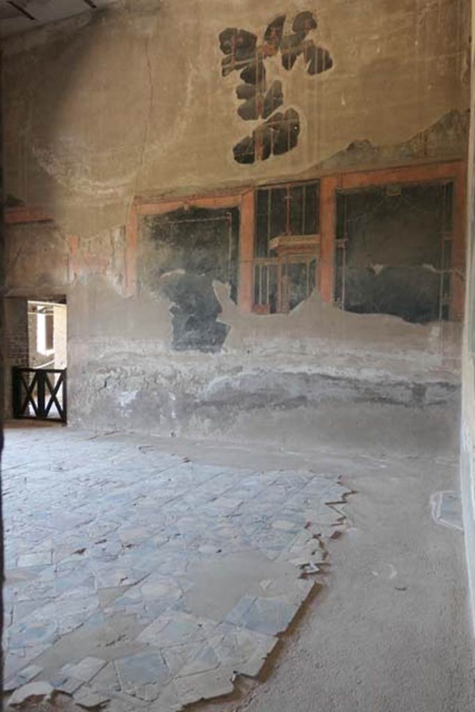 IV.21, Herculaneum, June 2017. Looking towards west wall of triclinium 5. Photo courtesy of Michael Binns.
